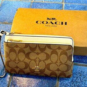 Coach clutch purse
Brand new